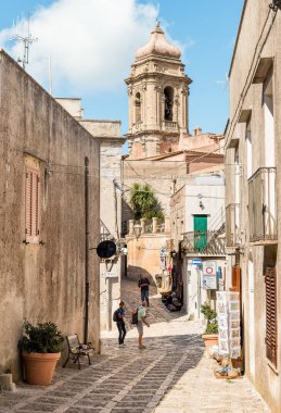 Erice, Sicilya, İtalya - 24 Eylül 2016: Trapani ilinin tarihi merkezi Erice 'deki tipik dükkanları ziyaret eden turistler.