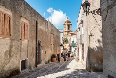 Erice, Sicilya, İtalya - 24 Eylül 2016: Trapani ilinin tarihi merkezi Erice 'deki yaya sokağı.