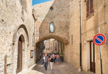 Erice, Sicilya, İtalya - 24 Eylül 2016: Trapani ilinin tarihi Erice kentini ziyaret eden turistler.