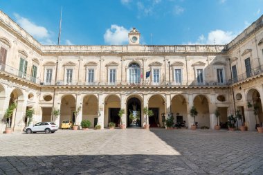 Lecce, Puglia, İtalya - 23 Ekim 2023: Lecce 'nin tarihi merkezindeki ilçe binasının manzarası.