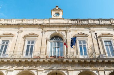 Lecce, Puglia, İtalya 'nın tarihi merkezindeki ilçe binasının manzarası 