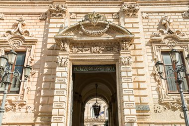Lecce, Puglia, İtalya - 6 Ekim 2023: Lecce 'nin tarihi merkezinde Santa Croce Bazilikası yakınlarındaki Celestines Sarayı (Palazzo dei Celestini) cephesi.