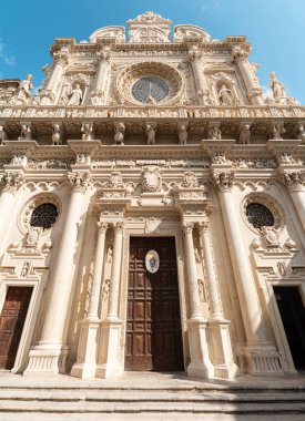 Lecce, Puglia, İtalya - 6 Ekim 2023: Lecce 'nin tarihi merkezindeki Santa Croce Bazilikası.