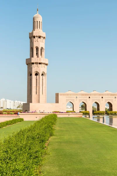 Muscat, Umman, Orta Doğu 'daki Sultan Qaboos Büyük Camii' nin minaresi.