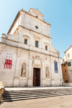 Aziz Paolino Kilisesi ve Donato veya San Paolino cephesi Lucca, Toskana, İtalya 'nın tarihi merkezinde.