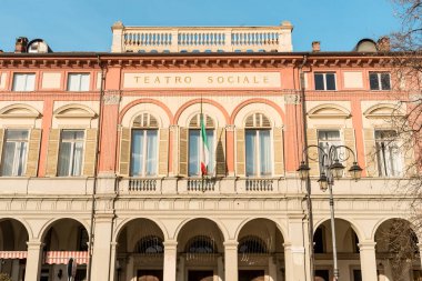 Biella, Piedmont, İtalya - 30 Ocak 2023: Villani sosyal tiyatro cephesi, Biella 'nın merkezi.