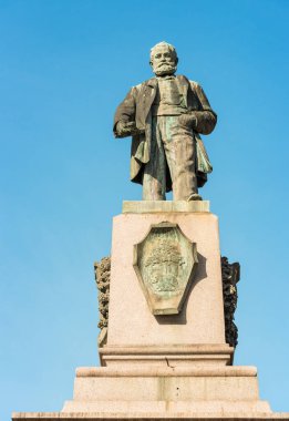 Quintino Sella anıtı, Villani sosyal tiyatrosu önünde, Biella, Piedmont, İtalya 'nın merkezinde.