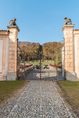 Casalzuigno, Lombardy, İtalya - 11 Kasım 2021: Varese eyaletinin Casalzuigno şehrinde bulunan Antik Villa Della Porta Bozzolo 'nun Kapısı.