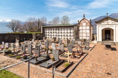 Vira Gambarogno, Ticino, İsviçre - 21 Mart 2024: Ticino kantonundaki Vira, Gambarogno kamu mezarlığı manzarası.