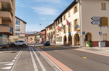 Vira Gambarogno, Ticino, İsviçre - 21 Mart 2024: Vira Gambarogno 'nun ana caddesi, Locarno kantonundaki Maggiore Gölü' ne bakan şehir.