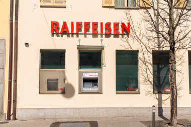 Vira Gambarogno, Ticino, İsviçre - 21 Mart 2024: Locarno ilçesi Viara Gambarogno 'daki Raiffeisen banka şubesi.
