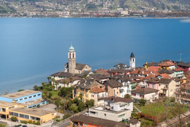 Vira Gambarogno 'nun en iyi manzarası, şehir Maggiore Gölü' ne, Locarno ilçesine, Ticino, İsviçre 'ye bakıyor.