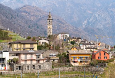 San Gottardo kilisesi ile Intragna köyü manzarası, Centovalli 'nin bir kısmı, Locarno bölgesi, Ticino, İsviçre kantonu.