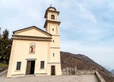 Lionza 'daki Hristiyan Kilisesi Sant Antonio da Padova, Centovalli' nin bir köyü, Locarno bölgesi, İsviçre Ticino kantonunda.