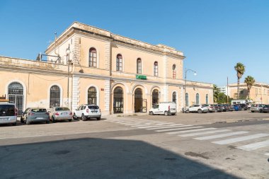 Gelibolu, Puglia, İtalya - 7 Ekim 2023: Gelibolu tren istasyonu binası manzarası.