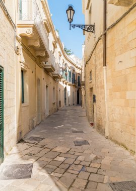 İtalya 'nın Puglia kentindeki Salento' nun tarihi merkezi Lecce 'de dar bir sokak.