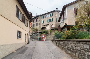 İsviçre 'nin Ticino kantonundaki Lugano belediyesinin Breganzona ilçesinin manzarası