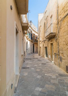 İtalya 'nın Puglia kentindeki Salento' nun tarihi merkezi Lecce 'de dar bir sokak.