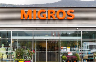 Agno, Ticino, İsviçre - 9 Nisan 2024: Agno 'daki Migros süpermarketi, İsviçre' deki en büyük süpermarket zinciri.