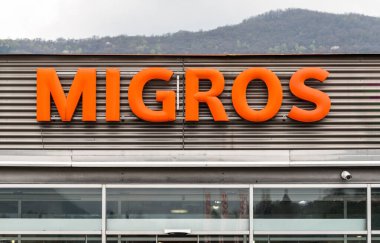 Agno, Ticino, İsviçre - 9 Nisan 2024: Agno 'daki Migros süpermarketi, İsviçre' deki en büyük süpermarket zinciri.