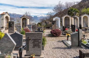 Sant Abbondio, Gambarogno, İsviçre - 9 Nisan 2024: Ticino kantonundaki Saint Abbondio mezarlığı, Ranzo, Gambarogno.