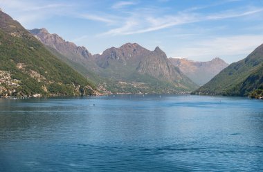 Lugano Gölü manzarası güneşli bir bahar günü, İsviçre 'nin Ticino Kantonu, Lugano Paradiso Belediyesi' nden