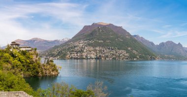 Lugano Gölü manzarası güneşli bir bahar günü, İsviçre 'nin Ticino Kantonu, Lugano Paradiso Belediyesi' nden