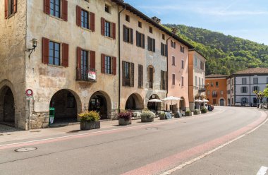 Bissone, Ticino, İsviçre - 21 Nisan 2024 - Bissone, İsviçre 'nin kuzeybatısında, Lugano Gölü' ne bağlı Ticino belediyesi.