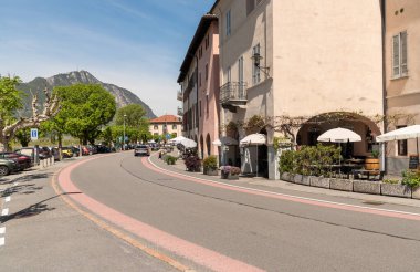 Bissone, Ticino, İsviçre - 21 Nisan 2024 - Bissone, İsviçre 'nin kuzeybatısında, Lugano Gölü' ne bağlı Ticino belediyesi.