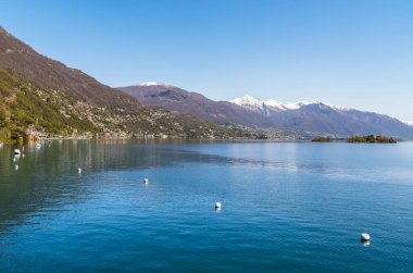 İsviçre kantonu Ticino, Brissago, İsviçre 'de Brissago Adaları ile Maggiore Gölü manzarası