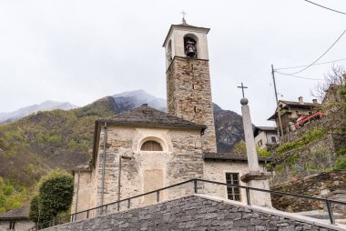 Verzasca Vadisi 'ndeki San Bartolomeo Kilisesi, Ticino kantonundaki Locarno Bölgesi, İsviçre