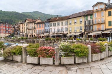 Cannobio, Piedmont, İtalya - 26 Nisan 2024: Cannobio Lakefront açık hava barları ve restoranları, Piedmont 'taki Maggiore Gölü kıyısındaki popüler tatil beldesi.
