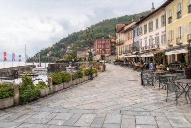 Cannobio, Piedmont, İtalya - 26 Nisan 2024: Cannobio Lakefront açık hava barları ve restoranları, Piedmont 'taki Maggiore Gölü kıyısındaki popüler tatil beldesi.