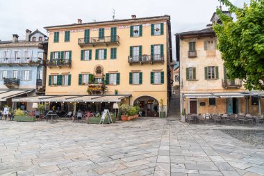 Cannobio, Piedmont, İtalya - 26 Nisan 2024: Cannobio Lakefront, Piedmont 'taki Maggiore Gölü kıyısındaki popüler tatil beldesi.