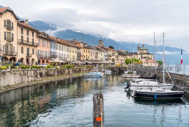 Cannobio, Piedmont, İtalya - 26 Nisan 2024: Cannobio Lakefront, Piedmont 'taki Maggiore Gölü kıyısındaki popüler tatil beldesi.