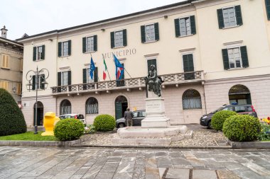 Cannobio, Piedmont, İtalya - 26 Nisan 2024: Cannobio gölündeki Belediye Sarayı.