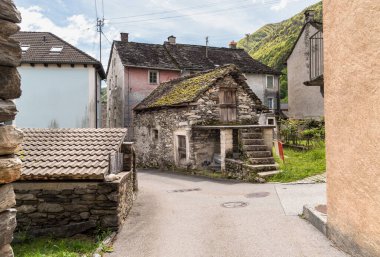 Eski Moghegno köyünde taştan evler, İsviçre Ticino Kantonu 'ndaki Maggia köyü.