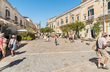 Matera, Basilicata, İtalya - 3 Ekim 2023: Basilicata 'daki Sassi di Matera kentindeki tarihi bölgeyi ziyaret eden turistler.