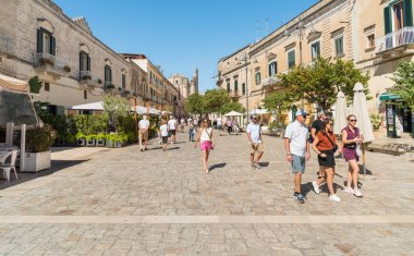Matera, Basilicata, İtalya - 3 Ekim 2023: Basilicata 'daki Sassi di Matera kentindeki tarihi bölgeyi ziyaret eden turistler.