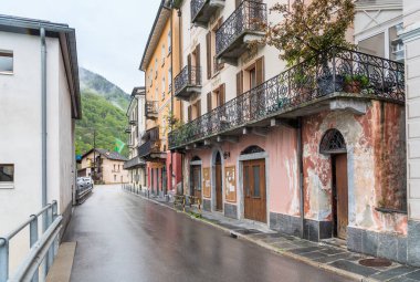 Russo, Onsernone, İsviçre - 6 Mayıs 2024: Onsernone vadisinde Russo köyünün manzarası, Locarno, Ticino.