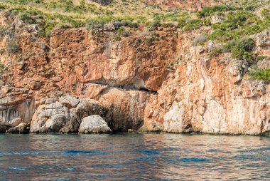 Sicilya 'nın Trapani ilindeki Akdeniz bölgesindeki Zingaro doğa rezervi (Riserva dello Zingaro)