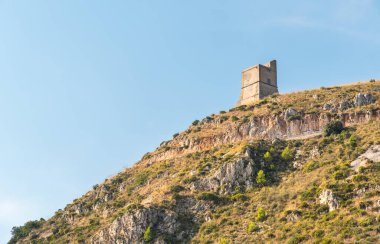 Zingaro 'daki Scopello' nun Faraglioni bölgesindeki Gözetleme Kulesi (Riserva dello Zingaro) Sicil 'in Trapani eyaletindeki Akdeniz kıyısında yer almaktadır.