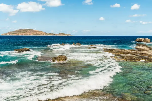 İtalya 'nın Sicilya, Trapani ilindeki Favignana adasının deniz kenarından Akdeniz manzarası