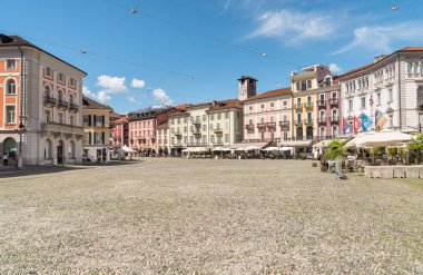 Locarno, Ticino, İsviçre - 27 Mayıs 2024: Locarno 'nun tarihi merkezinde tipik atari salonlarıyla ünlü Piazza Grande.