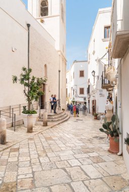 Polignano a Mare, Puglia, İtalya - 4 Ekim 2023: Polignano 'da karakteristik dükkanları olan tarihi merkez, Bari ili Mare köyü.