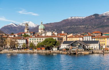 Maggiore Gölü 'nün arka planında kar örtülü dağlar, Verbania, Piedmont, İtalya