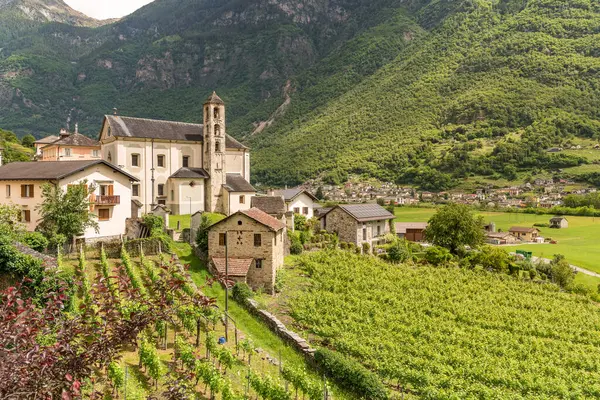 Semione 'deki ortaçağ Beata Vergine Assunta Kilisesi (Serravalle), Ticino, İsviçre