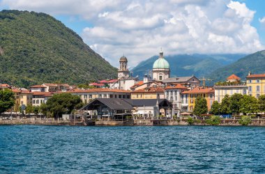 Maggiore Gölü, Verbania, Piedmont, İtalya 'dan Intra kasabasının panoramik manzarası