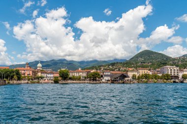 Maggiore Gölü, Verbania, Piedmont, İtalya 'dan Intra kasabasının panoramik manzarası