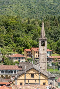 Mergozzo City, Piedmont, İtalya 'daki Santa Maria Assunta kilisesinin çan kulesinin en üst manzarası.